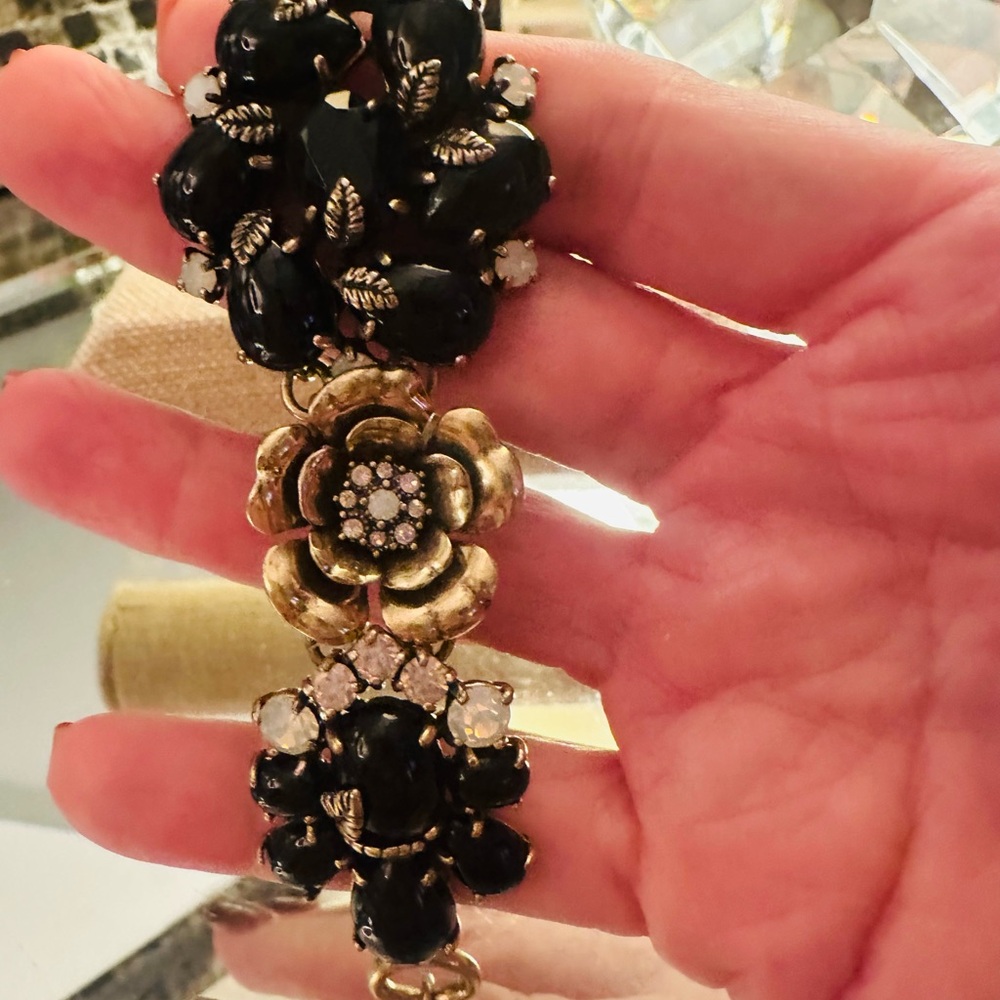 Exquisite Chloe + Isabel Black and Goldtone Floral Bracelet Intricate Accents - Picture 2 of 16